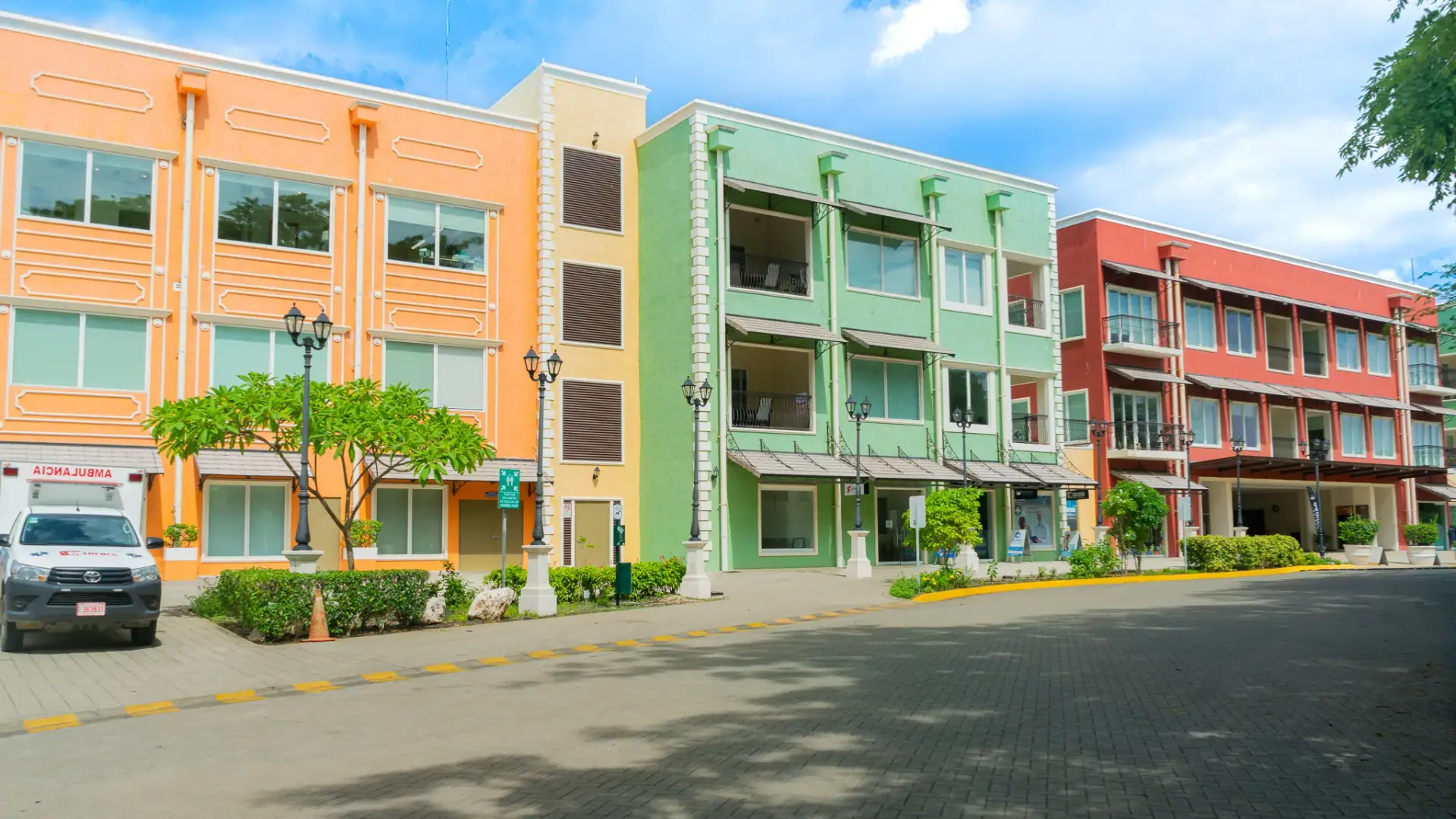 Condominios modernos de baja altura a una calle de la playa