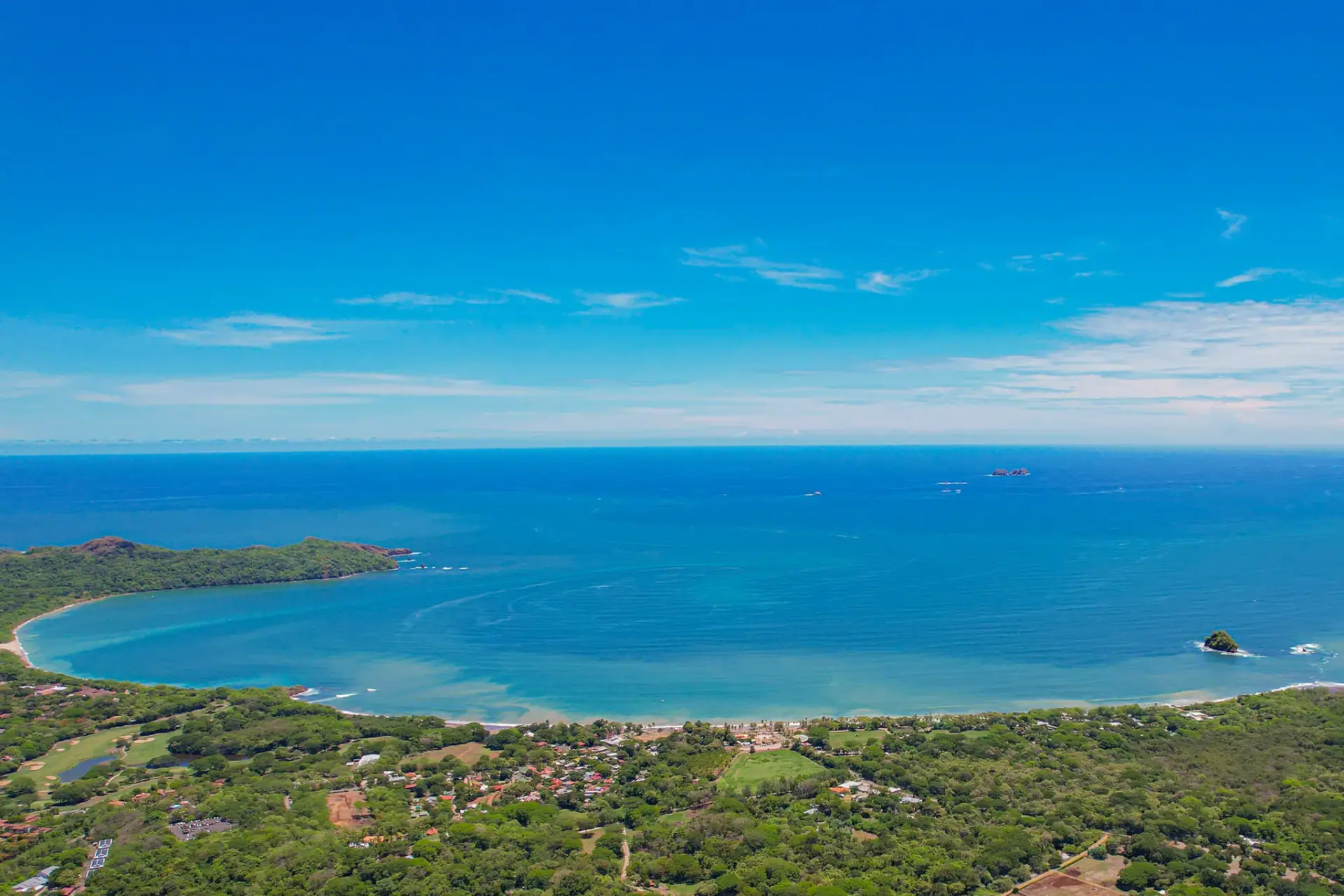 Vista panorámica alta sobre la bahía de Tamarindo y el Pacífico